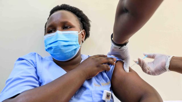 케냐의 한 의료 종사자가 아스트라제네카 코로나19 백신을 맞고 있는 모습