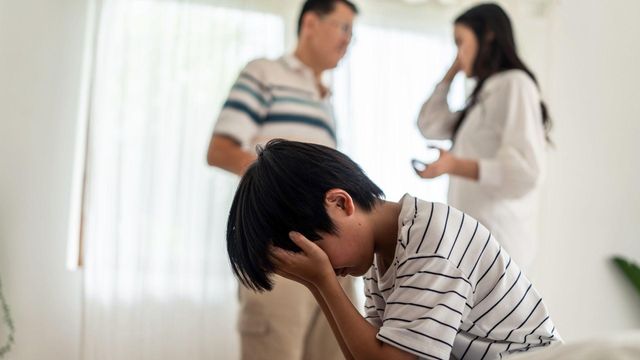 싸우는 부모와 옆에서 괴로워하는 아이