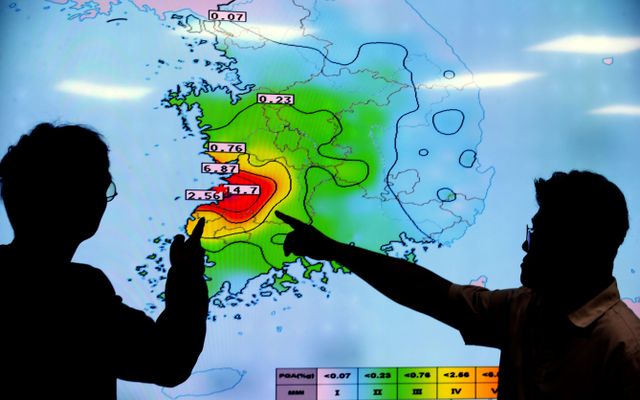 한국지질자원연구원 지진종합상황실에서 연구자들이 상황을 분석하고 있다