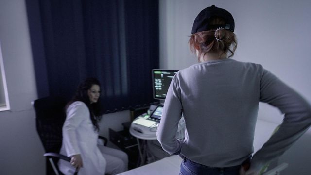 초음파 검사실에 들어선 여성의 모습