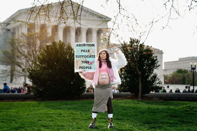 올해 3월 26일 미 대법원 앞에서 기념 사진을 촬영한 낙태 반대 운동가 멜라니 살라자르