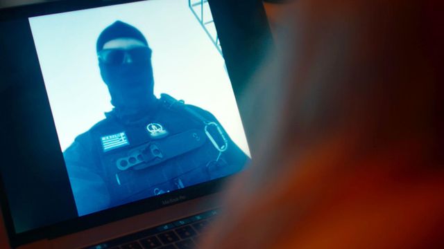 복면으로 얼굴을 가린 남성의 모습