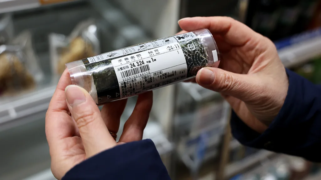 삼각김밥의 유통기한을 확인하는 모습