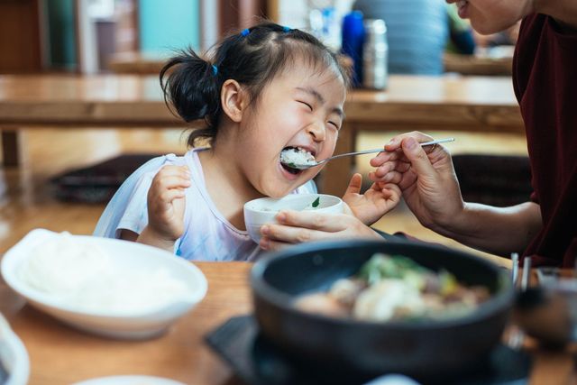 밥을 먹는 소녀의 모습