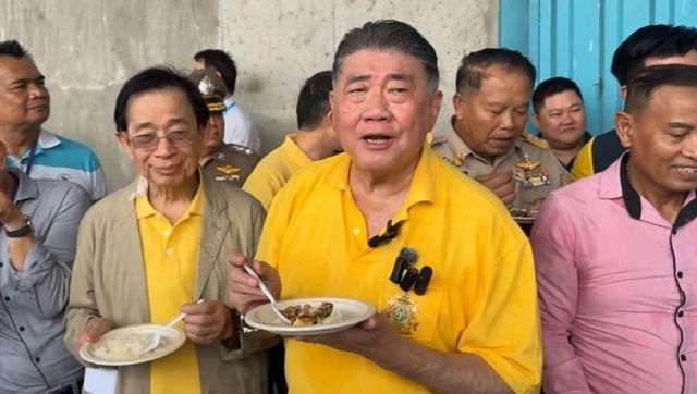 품탐 웨차야차이 태국 상업부장관이 밥을 먹는 모습 