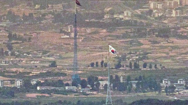 파주 접경지역에서 바라본 비무장지대(DMZ) 북한 기정동 마을의 인공기와 남한 대성동 마을의 태극기가 나란히 펄럭이고 있다