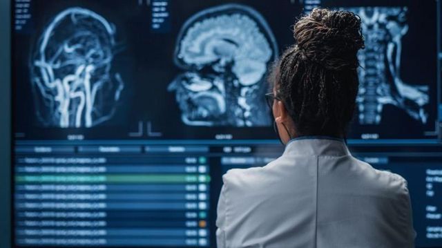 뇌 MRI 결과를 보고 있는 과학자의 모습
