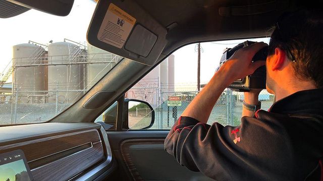 메탄 및 대기오염 물질 측정하는 연구원들