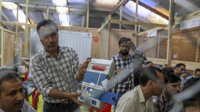 지난 4일 인도 카슈미르 스리나가르에서 선관위 직원이 투표 관리원에게 전자 투표기를 보여주는 모습