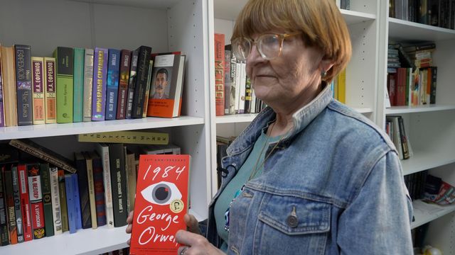 ‘1984’ 책을 들고 있는 알렉산드라 카라세바