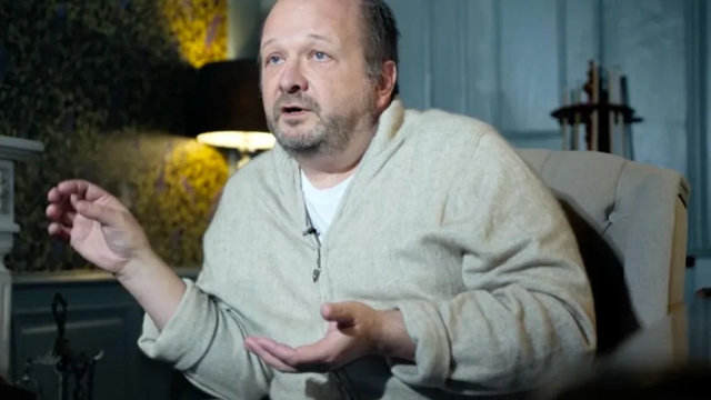 프랭크 슈나이더가 기자와 이야기를 나누고 있다