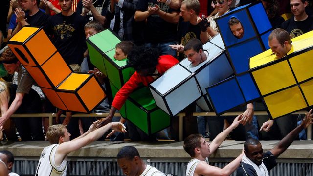 퍼듀 대학 농구팀 멤버들이 테트리스 블록으로 분장한 학생들로부터 축하를 받고 있다