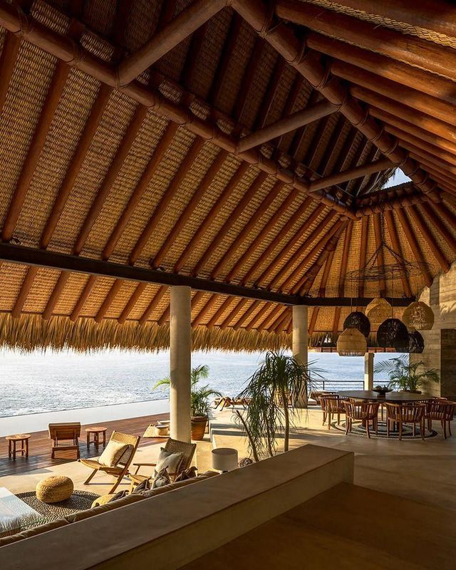 바다가 보이는 해변 주택의 내부 