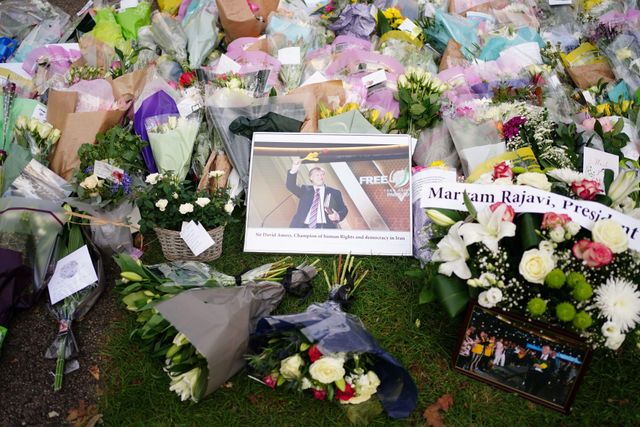 영국 에식스주 리온시의 한 교회 주변에 데이비드 에미메스 의원을 추모하는 꽃과 사진이 쌓여 있다