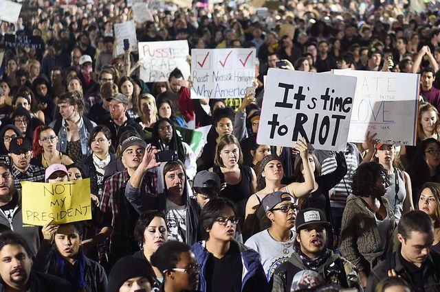 미국 캘리포니아주 오클랜드에서 도널드 트럼프 전 대통령에 반대하는 시위가 열린 모습