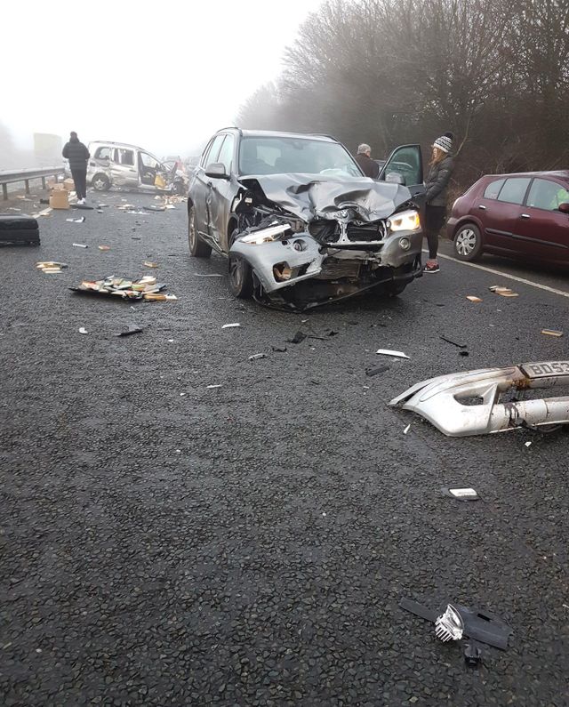 영국 옥스퍼드셔의 위트니 근처에서 일어난 여러 대의 차량 충돌 사고 모습 