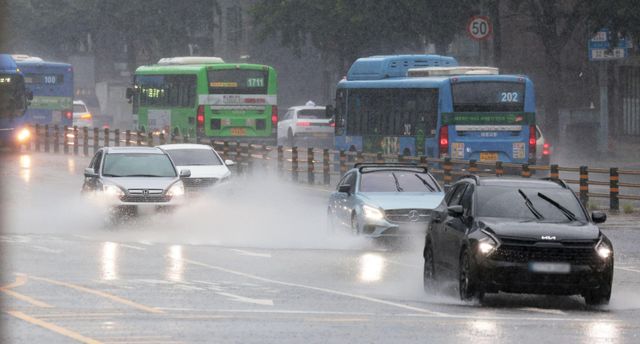 7월 2일 차량들이 비 오는 서울 도로를 질주하고 있다