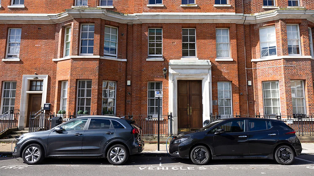 전기차가 주차된 런던의 주택가 풍경