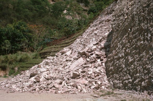산사태로 떠밀려온 암석과 각종 잔해