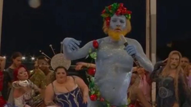 드래그 아티스트들이 그리스 신화 속 신 디오니소스를 묘사한 장면