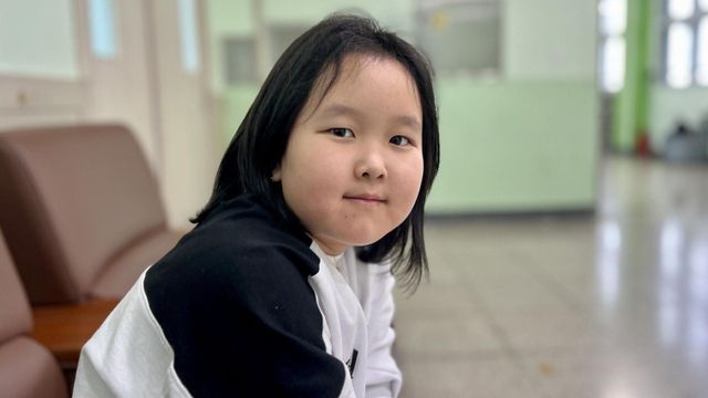 카메라를 응시하고 있는 고려인 4세 김야나 학생