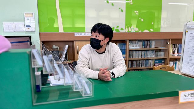 학교 도서관 봉사활동 중인 학부모 박하나 씨