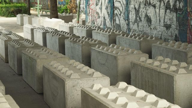 표면에 가시가 난 대형 콘크리트 블록