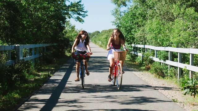 자전거 타는 여자아이들