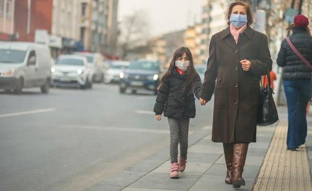 마스크를 쓰고 걸어가는 모녀