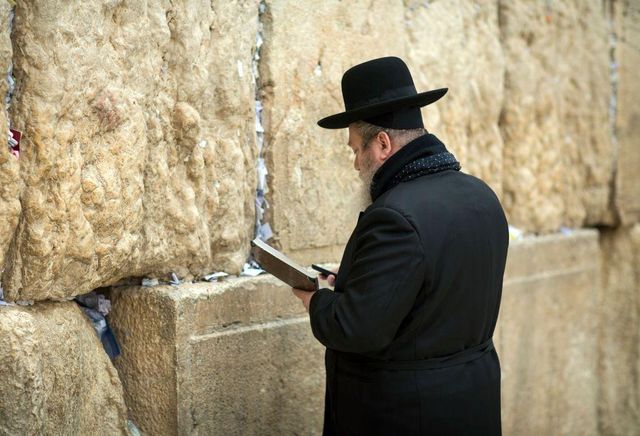 서쪽 벽 앞에서 기도하는 정통파 유대인