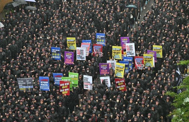 우비를 입고 시위에 나선 수천 명의 전삼노 조합원들