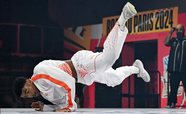 선수의 무게중심이 바닥에 가까울수록 프리즈 동작을 유지하는 게 쉬워진다 