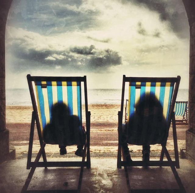 바닷가에서 휴식을 취하는 사람들 