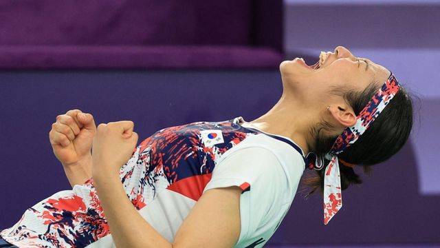 대한민국 배드민턴 대표팀 안세영이 5일 오후(한국시간) 프랑스 파리 라 샤펠 아레나에서 열린 2024 파리올림픽 배드민턴 여자 단식 결승 중국의 허빙자오 선수와의 경기에서 금메달을 확정 지은 후 기뻐하고 있다