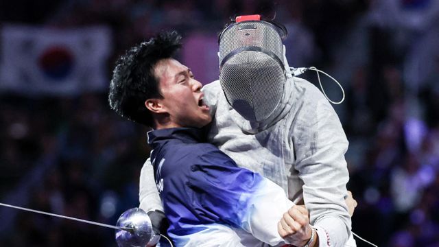 펜싱 대표팀 오상욱 선수가 28일(한국시간) 프랑스 파리 그랑 팔레에서 열린 2024 파리올림픽 남자 사브르 개인 튀니지 파레스 페라자니 선수와의 경기에서 금메달을 차지한 후 원우영 코치와 기뻐하고 있다