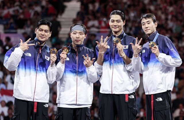 대한민국 펜싱 대표팀 구본길, 오상욱, 박상원, 도경동이 1일(한국시간) 프랑스 파리 그랑 팔레에서 열린 2024 파리올림픽 펜싱 남자 사브르 단체 시상식에서 금메달을 수여받은 후 기뻐하고 있다