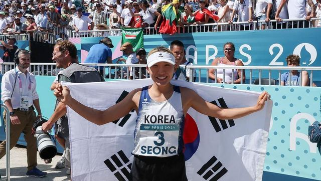 근대5종 대표팀 성승민이 11일 오후(한국시간) 프랑스 파리 베르사유에서 열린 2024 파리올림픽 근대5종 여자 개인 결승전 레이저런 경기에서 3등으로 결승선을 통과한 뒤 태극기를 펼쳐 보이고 있다