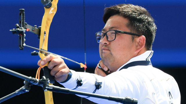 대한민국 남자 양궁 대표팀 김우진 선수가 4일 오후(한국시간) 프랑스 파리 앵발리드에서 2024 파리올림픽 남자 양궁 개인전 금메달 결정전 미국의 브래디 엘리슨 선수와의 경기에서 활시위를 당기고 있다