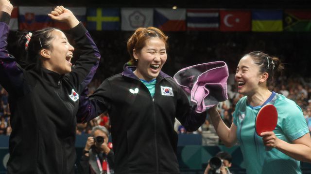 탁구 대표팀 전지희, 신유빈, 이은혜가 10일 프랑스 파리 사우스 파리 아레나4에서 열린 '2024 파리올림픽' 탁구 여자 단체 동메달 결정전에서 승리한 후 포즈를 취하고 있다