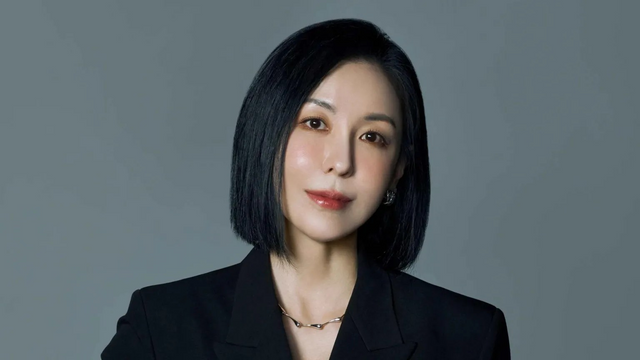 검은 정장 차림의 윤희준 씨