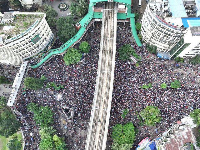지난 5일 다카의 길거리를 가득 메운 시위대의 모습