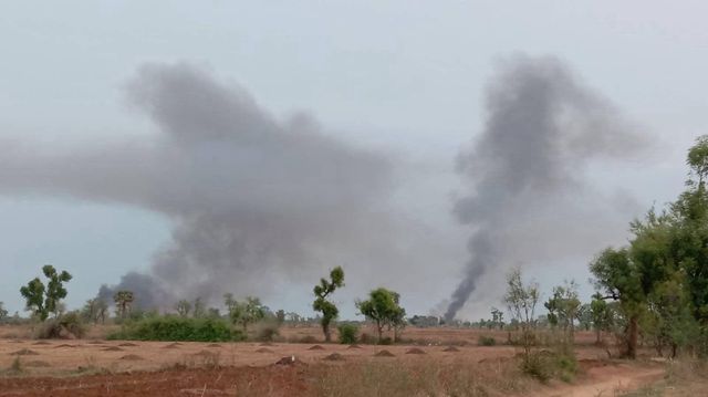 불길에 휩싸인 사가잉 지역의 한 마을