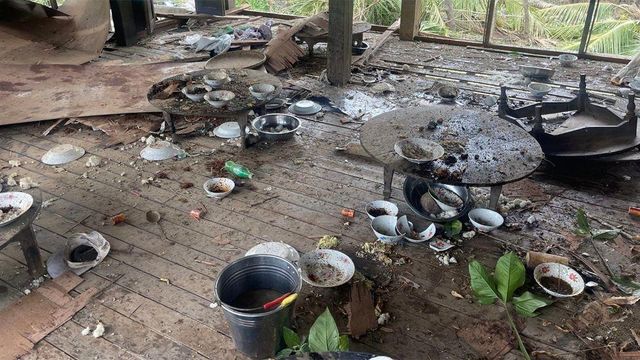 널브러진 깨진 접시, 뒤집힌 테이블 등 어지러운 집안 내부 