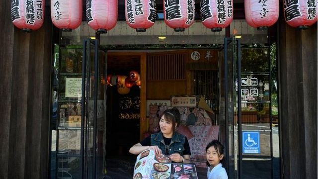 외교 카드로 지목된 중국의 수입 금지령… 베이징 주중 일본대사관 부근의 한 이자카야