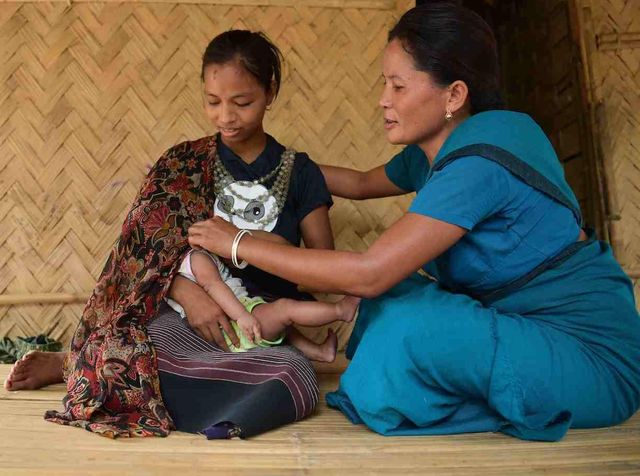 보건 당국 직원이 인도 아가르탈라주의 리앵 부족 마을을 방문해 여성에게 모유 수유의 이점에 대해 설명하는 모습