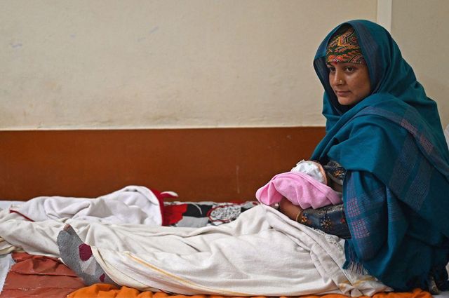 인도 히마찰프라데쉬주의 한 사립 병원에서 모유 수유 중인 여성의 모습