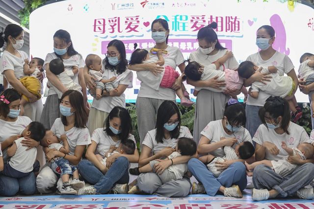 2020년 7월 31일 중국 광둥성 광저우의 한 지하철역에서 모유 수유에 대한 대중의 인식 개선 행사에 참석한 엄마들의 모습