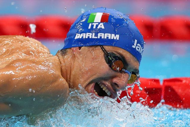수영 중인 시모네 바를람 선수