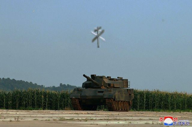 백색 계열로 도색한 북한 자폭형 무인공격기가 K-2 전차와 유사한 모의 표적을 타격하고 있다