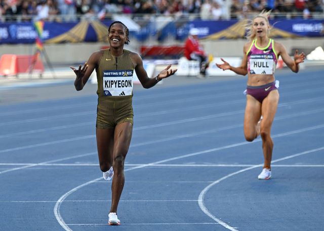 케냐의 페이스 체픈게티 키피에곤 선수는 7월 8일 ‘2024 세계 육상 연맹 파리 다이아몬드리그’ 여자 1500m 경기에서 세계 신기록을 세웠다